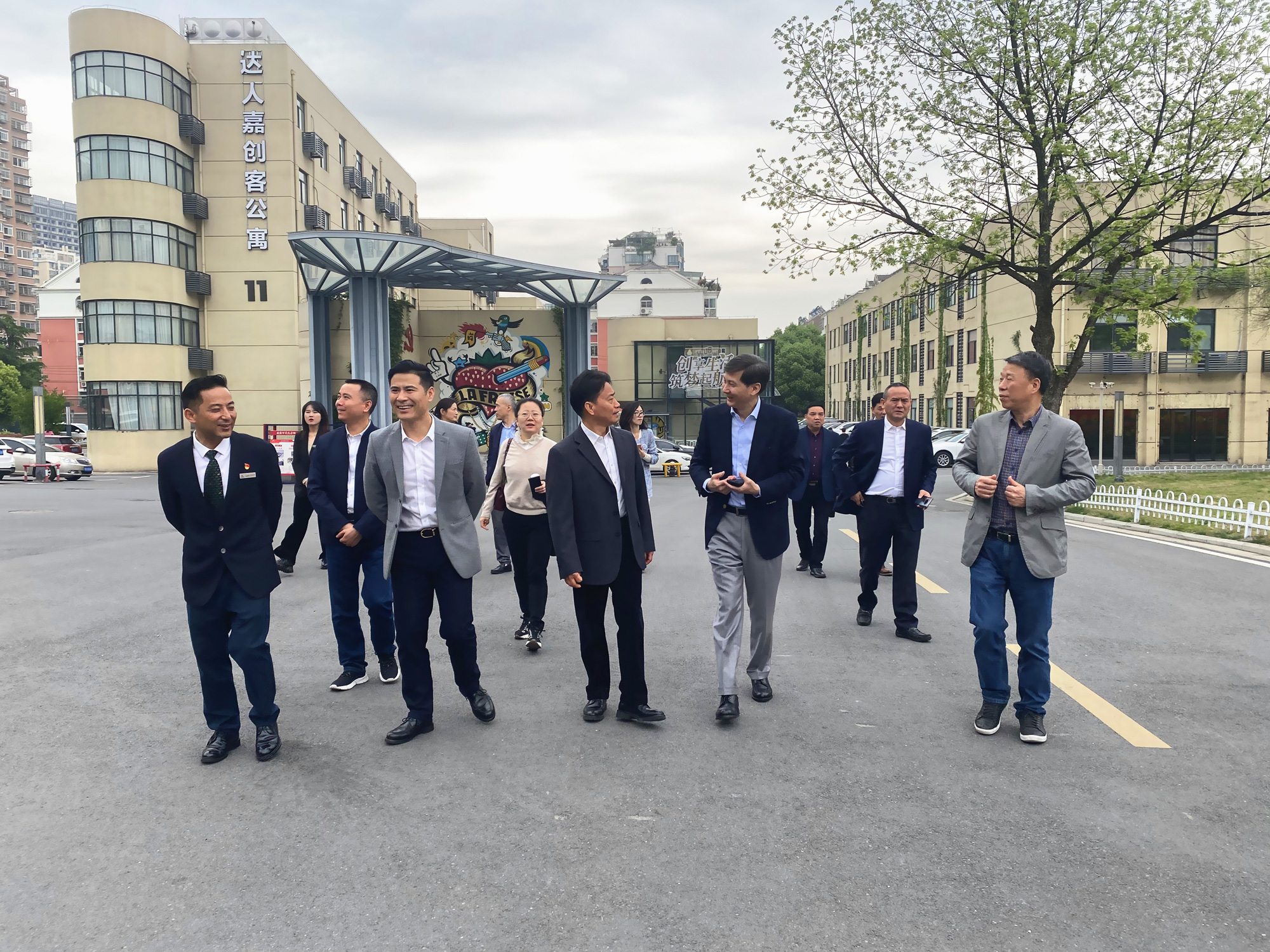 杭州市政協(xié)副主席、市工商聯(lián)主席馮仁強(qiáng) 一行蒞臨廬陽建華文創(chuàng)園考察