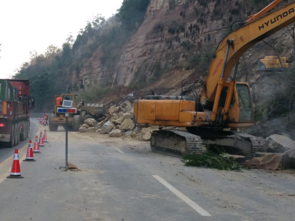 公司对绵三路团柏桠K341+500路段地质灾害处置现场进行实地察看和安全检查