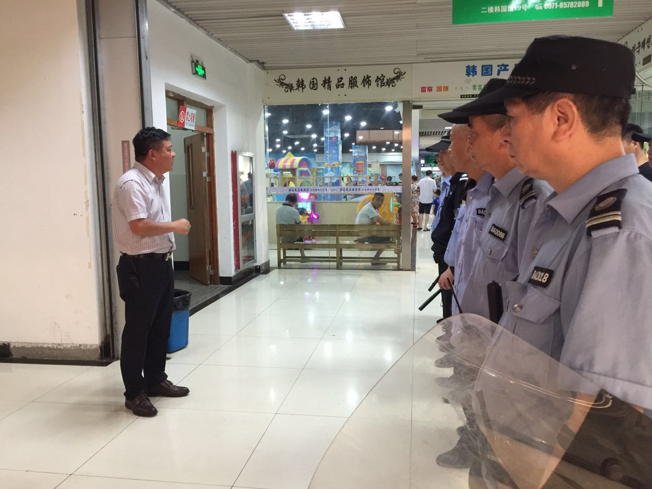 上塘街道總工會(huì)向錢江市場(chǎng)一線職工送清涼 (1).jpg